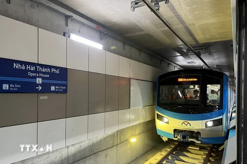 Đoàn tàu đầu tiên của tuyến metro số 1 (Bến Thành-Suối Tiên) chạy thử nghiệm trên toàn tuyến-đoạn Nhà ga ngầm Bến Thành, Thành phố Hồ Chí Minh hồi tháng 8/2023. (Ảnh: TTXVN phát)