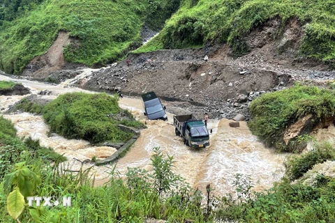 Nước lũ chảy xiết khiến một chiếc xe gặp nạn trên đường qua xã Pả Vi, huyện Mèo Vạc. (Ảnh: Trần Việt/TTXVN)