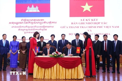 Tổng Thanh tra Chính phủ Đoàn Hồng Phong và Bộ trưởng Bộ Thanh tra Campuchia Huot Hak ký Bản ghi nhớ hợp tác. (Ảnh: Văn Điệp/TTXVN)