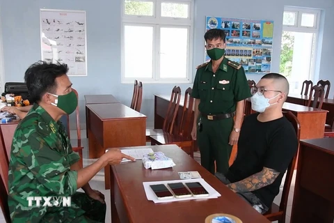 Đồn Biên phòng Phước Chỉ thuộc Bộ đội Biên phòng tỉnh Tây Ninh tiến hành lấy lời khai ban đầu đối với Tạ Nhạc Chương. (Ảnh: TTXVN phát)