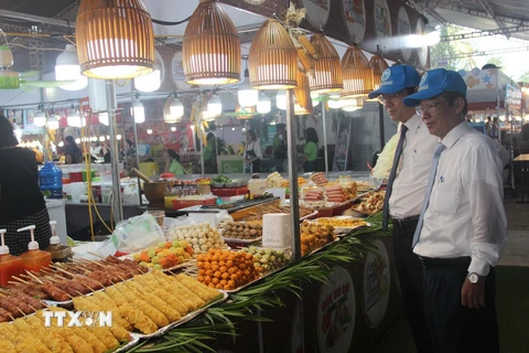 Các gian hàng ẩm thực được bố trí ở các điểm trong nhà, đảm bảo an toàn, sạch sẽ cho du khách tham quan, thưởng thức. (Ảnh: Phan Sáu/TTXVN)