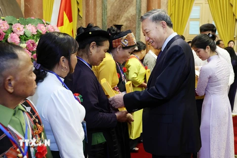 Chủ tịch nước Tô Lâm tặng quà các đại biểu. (Ảnh: Nhan Sáng/TTXVN)