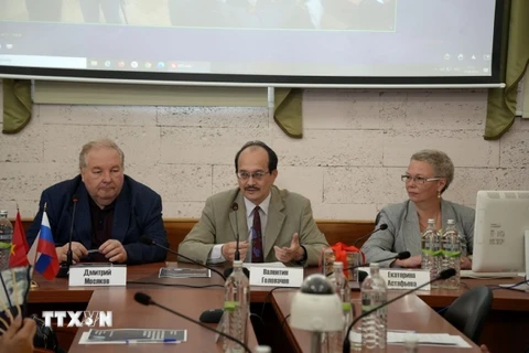Phó Giám đốc Viện Phương Đông học - Tiến sỹ Sử học Valentin Golovachev (ở giữa) phát biểu khai mạc Hội thảo. (Ảnh: Quang Vinh/TTXVN)