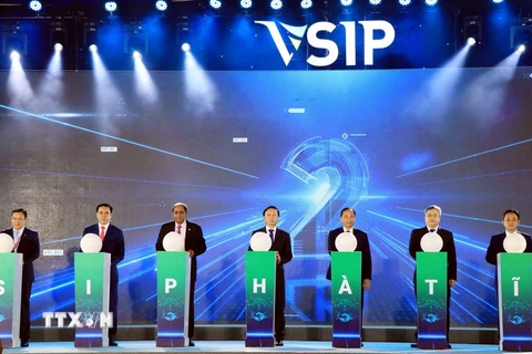 Phó Thủ tướng Trần Hồng Hà (thứ 4, từ trái sang) cùng các đại biểu ấn nút khởi công dự án. (Ảnh: Công Tường/TTXVN)