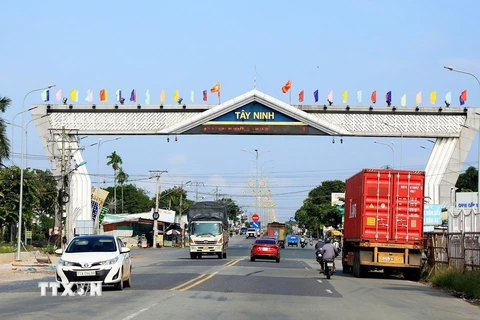Quốc lộ 22, đoạn qua huyện Trảng Bàng, cửa ngõ vào tỉnh Tây Ninh từ Thành phố Hồ Chí Minh. (Ảnh: Hồng Đạt/TTXVN)
