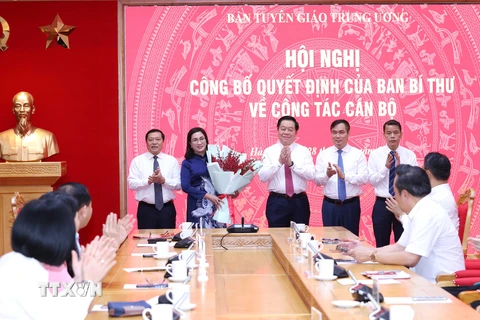 Các lãnh đạo Ban Tuyên giáo Trung ương chúc mừng bà Đinh Thị Mai. (Ảnh: Phương Hoa/TTXVN)