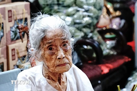 Cụ Nguyễn Thị Dần, nghệ nhân trăm tuổi ướp trà sen ở Quảng Bá, Tây Hồ, Hà Nội. (Ảnh: Khánh Hòa/TTXVN)