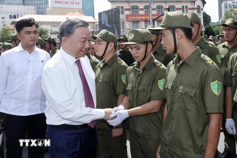 Chủ tịch nước Tô Lâm động viên lực lượng tham gia bảo vệ an ninh trật tự ở cơ sở của Thành phố Hồ Chí Minh. (Ảnh: Nhan Sáng/TTXVN)