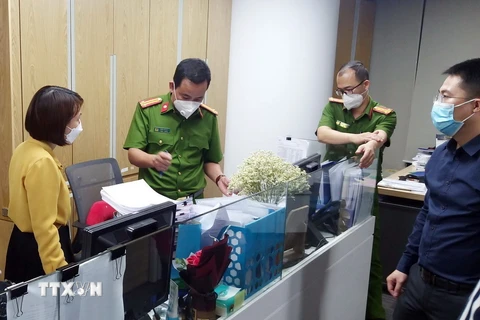 Lực lượng chức năng khám xét và thu giữ tài liệu tại trụ sở FLC tháng 3/2022. (Ảnh: Phạm Kiên/TTXVN)