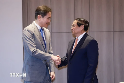 Thủ tướng Phạm Minh Chính tiếp Chủ tịch Tập đoàn Samsung Lee Jae Yong. (Ảnh: Dương Giang/TTXVN)