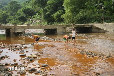 Nước sông Nậm Huống tại xã Châu Thành, huyện Quỳ Hợp, tỉnh Nghệ An chuyển màu đục vàng. (Ảnh: Văn Tý/TTXVN)