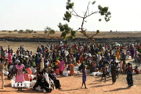 Người tị nạn chờ nhận lương thực cứu trợ tại Bentiu, Nam Sudan, ngày 6/2/2023. (Ảnh: AFP/TTXVN)