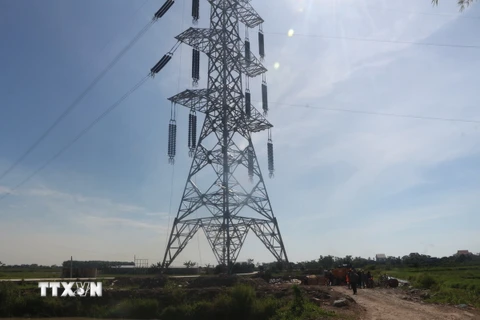 Đường dây 500kV mạch 3 đoạn qua xã Diễn Thái, huyện Diễn Châu đang được các đơn vị thi công kéo dây. (Ảnh: Bích Huệ/TTXVN)