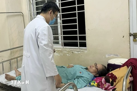 Bệnh nhân ngộ độc được điều trị tại Bệnh viện Đa khoa khu vực Long Khánh sau khi ăn bánh mỳ hồi tháng Năm. (Ảnh: TTXVN phát)