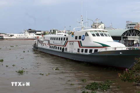 Tàu cao tốc tại Cảng hành khách thành phố Rạch Giá (Kiên Giang) tạm ngừng hoạt động do thời tiết xấu. (Ảnh: Lê Huy Hải/TTXVN)