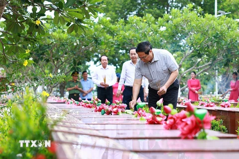 Thủ tướng Phạm Minh Chính thắp hương phần mộ liệt sỹ tại Nghĩa trang Liệt sỹ thành phố Cần Thơ. (Ảnh: Dương Giang/TTXVN)