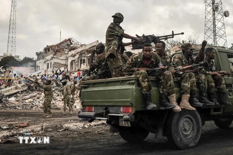 Binh sỹ Somalia tuần tra tại hiện trường một vụ đánh bom ở thủ đô Mogadishu. (Ảnh: AFP/TTXVN)