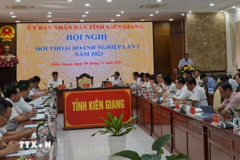 Một hội nghị đối thoại giữa Ủy ban Nhân dân tỉnh Kiên Giang với doanh nghiệp. (Ảnh: Văn Sĩ/TTXVN)