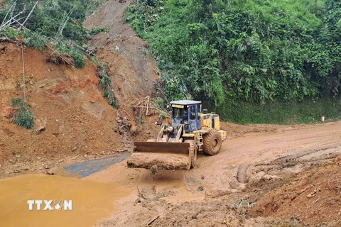 Các phương tiện máy móc tập trung xử lý hàng ngàn mét khối bùn đất trong vụ sạt lở ở Hà Giang. (Ảnh Đức Thọ/TTXVN)