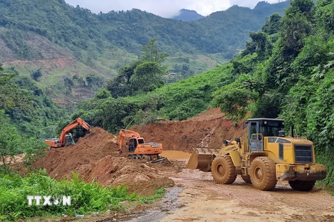 Các phương tiện máy móc tập trung xử lý hàng ngàn mét khối bùn đất trong vụ sạt lở ở Hà Giang. (Ảnh Đức Thọ/TTXVN)