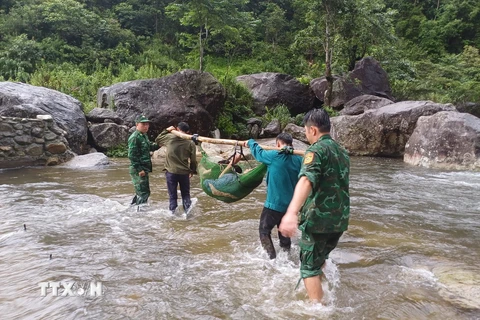 Lực lượng cứu hộ lội bộ 4 tiếng đồng hồ, cứu sống người đàn ông bị rơi xuống vực trong rừng. (Ảnh: TTXVN phát)