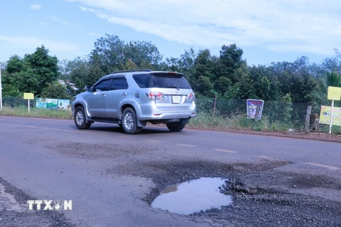 Một đoạn đường nhiều 'ổ voi, ổ gà' tiềm ẩn nguy cơ tai nạn giao thông. (Nguồn: TTXVN)