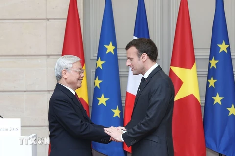 Tổng Bí thư Nguyễn Phú Trọng và Tổng thống Cộng hòa Pháp Emmanuel Macron trong chuyến thăm chính thức của Tổng Bí thư đến Cộng hòa Pháp năm 2018. (Ảnh: Trí Dũng/TTXVN)