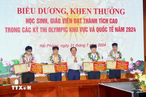 Bí thư Thành ủy Hải Phòng Lê Tiến Châu trao thưởng cho các học sinh đạt thành tích cao trong kỳ thi Olympic khu vực và quốc tế. (Ảnh: Minh Huệ/TTXVN)