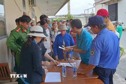 Liên đoàn Lao động tỉnh Bình Dương cử cán bộ xuống địa bàn chi hỗ trợ khẩn cấp hàng trăm lao động bị doanh nghiệp nợ lương. (Ảnh: TTXVN phát)