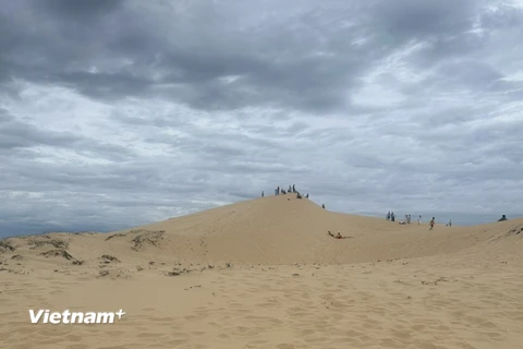 Đồi cát Quang Phú, cách trung tâm thành phố Đồng Hới khoảng 8km, là điểm đến không thể bỏ lỡ đối với du khách khi đến Quảng Bình. (Nguồn: Vietnam+)