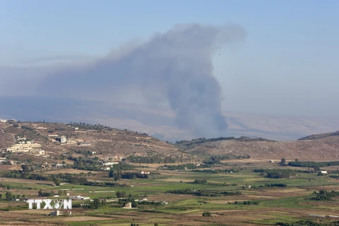 Khói bốc lên sau cuộc tấn công của lực lượng Hezbollah từ Liban xuống Beit Hillel, miền Bắc Israel ngày 30/7/2024. (Ảnh: THX/TTXVN)