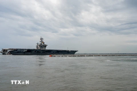 Tàu sân bay USS Dwight D. Eisenhower của Mỹ được triển khai từ căn cứ hải quân Norfolk ngày 14/10/2023. (Ảnh: AFP/TTXVN)