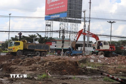 Thi công đường dẫn cầu Rạch Miễu 2, phía huyện Châu Thành, tỉnh Tiền Giang. (Ảnh: Minh Trí/TTXVN)