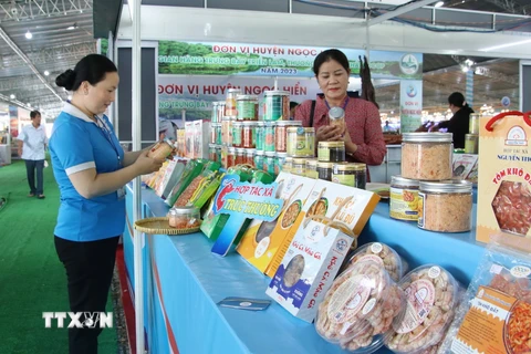 Gian hàng giới thiệu sản phẩm OCOP tại Festival Tôm Cà Mau. (Ảnh: Kim Há/TTXVN)