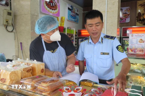 Kiểm tra một cơ sở sản xuất bánh Trung Thu. (Ảnh minh họa. Nguồn: TTXVN)