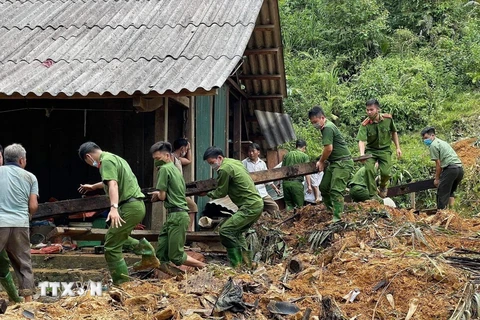 Công an huyện Na Hang (Tuyên Quang) giúp đỡ người dân thôn Khau Phiêng khắc phục hậu quả do mưa lũ. (Ảnh: Nam Sương/TTXVN)