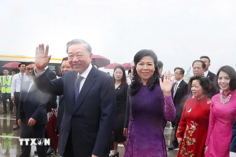 Tổng Bí thư, Chủ tịch nước Tô Lâm và Phu nhân đến Sân bay Quốc tế Bạch Vân, thành phố Quảng Châu, tỉnh Quảng Đông, Trung Quốc. (Ảnh: Trí Dũng/TTXVN)