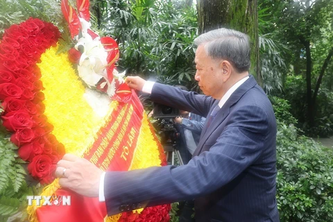 Tổng Bí thư, Chủ tịch nước Tô Lâm dâng hoa tưởng niệm Liệt sỹ Phạm Hồng Thái. (Ảnh: Trí Dũng/TTXVN)