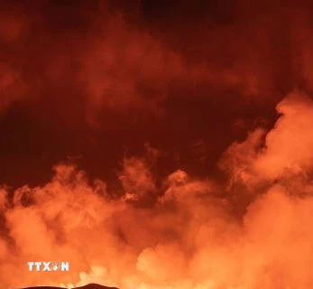 Dung nham phun trào từ núi lửa trên bán đảo Reykjanes của Iceland. (Ảnh: Getty Images/TTXVN)