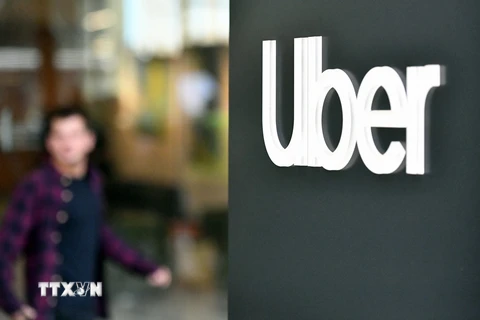 Biểu tượng của Hãng xe công nghệ Uber tại trụ sở công ty ở San Francisco, California, Mỹ. (Ảnh: AFP/TTXVN)