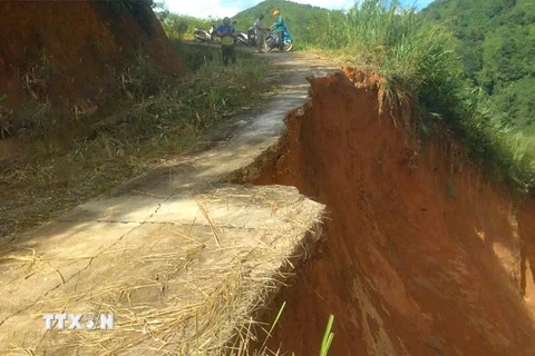 Đường ra khu sản xuất Mạ Sa, xã Pu Nhi (huyện Điện Biên Đông) bị sạt lở mất nền đường. (Ảnh: TTXVN phát)