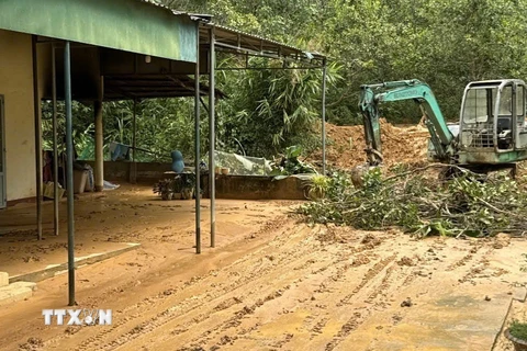 Tình trạng bùn đất chảy tràn xuống khuôn viên Trường Tiểu học Quang Trung (thị trấn Đạ Tẻh, huyện Đạ Tẻh) thường xuyên xảy ra vào mùa mưa. (Ảnh: TTXVN phát)