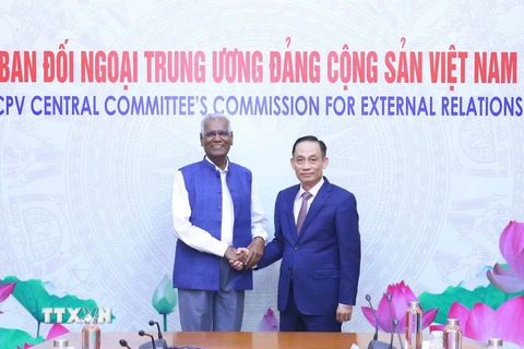 Trưởng Ban Đối ngoại Trung ương Lê Hoài Trung với Tổng Bí thư Đảng Cộng sản Ấn Độ Doraisamy Raja. (Ảnh: Phương Hoa/TTXVN)