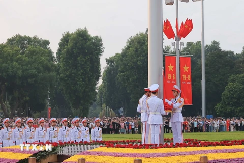 Đội tiêu binh thực hiện nghi lễ thượng cờ ngày Quốc khánh 2/9/2024. (Ảnh: Hoàng Hiếu/TTXVN)