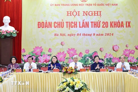 Đoàn Chủ tịch điều hành hội nghị. (Ảnh: Minh Đức/TTXVN)