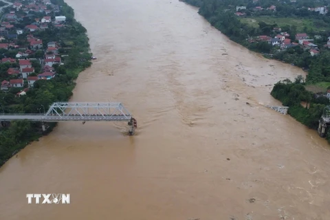 Cầu Phong Châu (Phú Thọ) bị sập sáng 9/9. (Ảnh: Tạ Toàn/TTXVN)