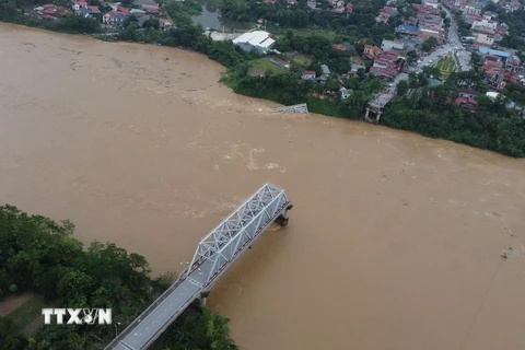 Cầu Phong Châu (Phú Thọ) bị sập sáng 9/9. (Ảnh: Tạ Toàn/TTXVN)