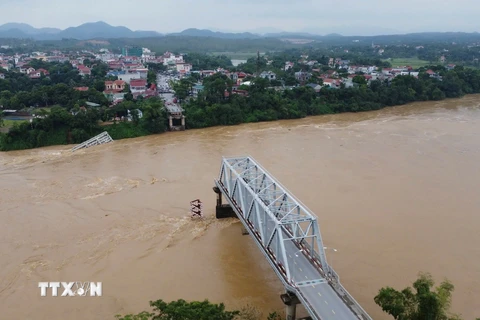 Cầu Phong Châu, tỉnh Phú Thọ, bị sập sáng 9/9. (Ảnh: Tạ Toàn/TTXVN)