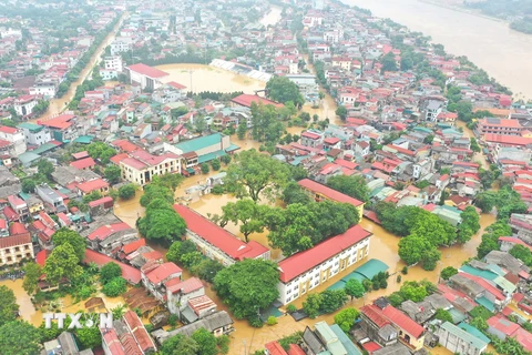 Nước sông Hồng lên cao, nhấn chìm các khu vực nằm ven sông ở thành phố Yên Bái, chiều 9/9. (Ảnh: Tuấn Anh/TTXVN)