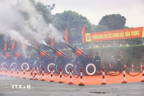 Nghi thức bắn 21 loạt đại bác chào mừng Tổng Bí thư, Chủ tịch nước Lào Thongloun Sisoulith và Phu nhân thăm cấp Nhà nước đến Việt Nam. (Ảnh: Huy Hùng/TTXVN)